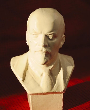 Plaster of paris bust of V.I. Lenin presented to Benno B., most likely in 1970 during the so-called "Lenin Year" which marked the 100th anniversary of the philosopher's birth (photo: R. Newson).