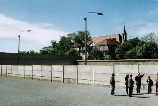 Reconstructed section of boder fortifications at Bernauer Strasse (1999, author's photo)