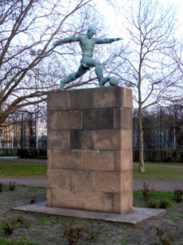GDR-era sculpture in park adjacent to Jahn Stadium (photo: author).
