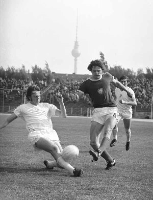 Lutz Eigendorf (middle in dark jersey) in action for BFC in 1976 (photo: Bundesarchiv)