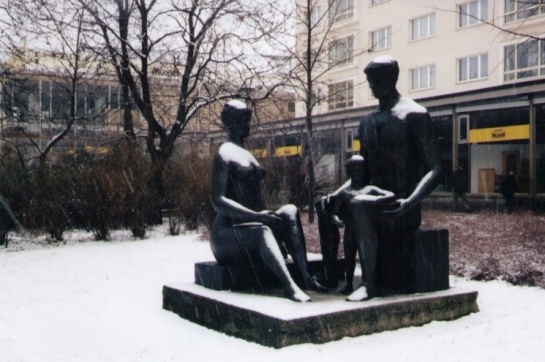 "The Socialist Family", a sculpture in front of Frau Karich's apartment (photo: author).