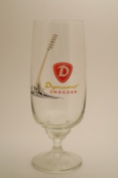 1, FC Dynamo Dresden (3rd place, 31 seasons, 1077 points) were the main rivals of BFC Dynamo in the late 70s and 80s. This glass recalls the distinctive lighting masts of the team's home ground the Rudolf-Harbig Stadion (since removed).