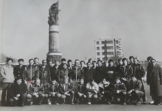 The GDR team poses with Chinese hockey officials during its 1984 tour of the country.