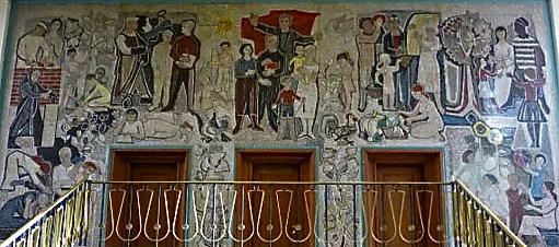 Walter Womacka's mosaic in the Eisenhüttenstadt cit hall: "Our new life" (photo: author)