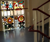 Stained glass by Walter Womacka from 1950s in stairwell of the Documentation Centre (photo: F. Peters).