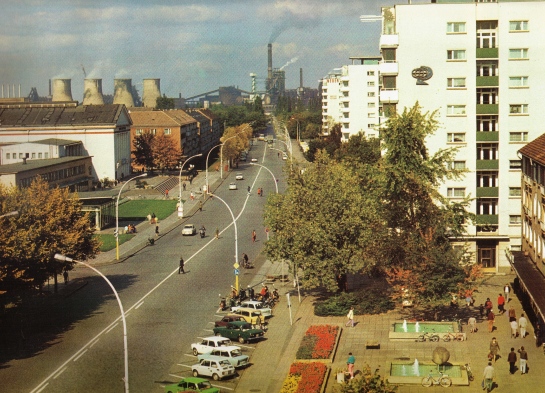 1987 photo of Eisenhüttenstadt's main street, Leninallee, which leads to the city's steel mill (photo: Peukert).