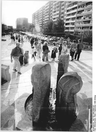 This GDR press agency photo from September 1989 shows the "Marzahner Promenade" shortly after it was completed (photo: Bundesarchiv 183 1989-0906-027).
