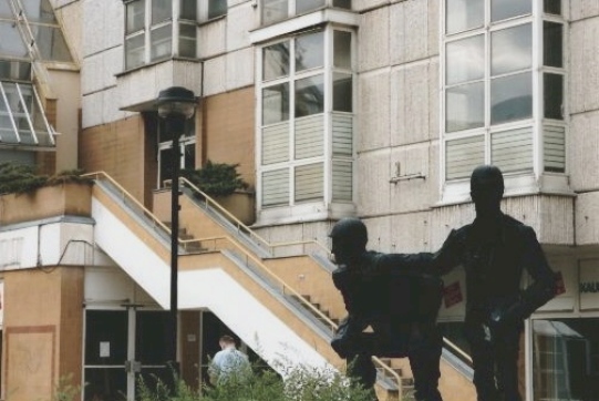 Sculpture of two construction workers as seen on the Marzahner Promenade (photo: author).