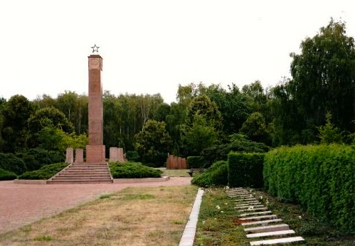 Obelisk at Soviet War Memorial in Marzahn cemetery (photo: author).