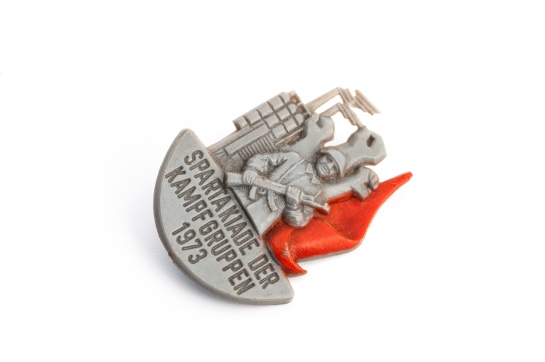 Plastic pin produced for participants in the Spartakiade of the Combat Groups of the Working Class in Halle / Saale in 1973 (photo: Jo Zarth).