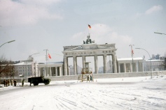 Brandenburg Gate, behind the Berlin Wall, February 1962 (photo: G. Hynna).